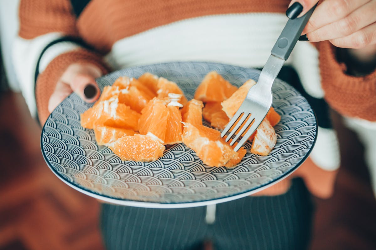 Peut-on manger une orange le soir ?