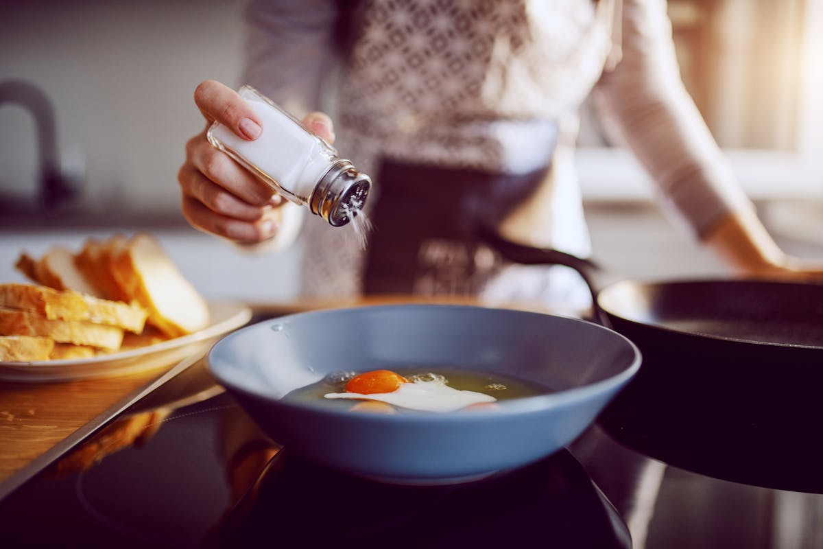 Régime anti-cholestérol : faut-il aussi surveiller sa consommation de sel ?