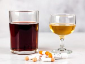 Peut-on boire de l'alcool quand on est sous cortisone ? Quels risques ?